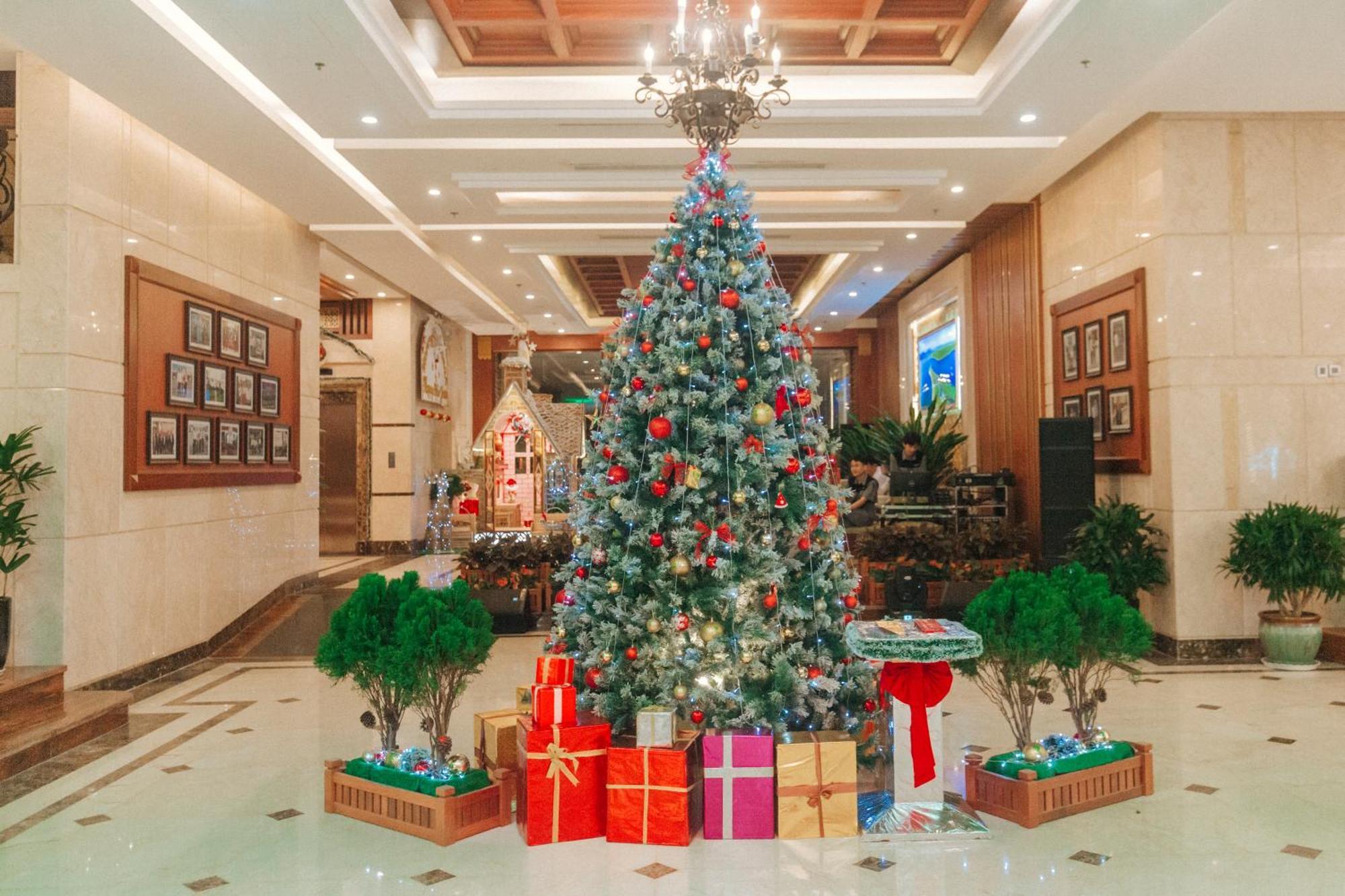 Dlg Hotel Danang Exterior photo Christmas tree at the lobby of a hotel in China