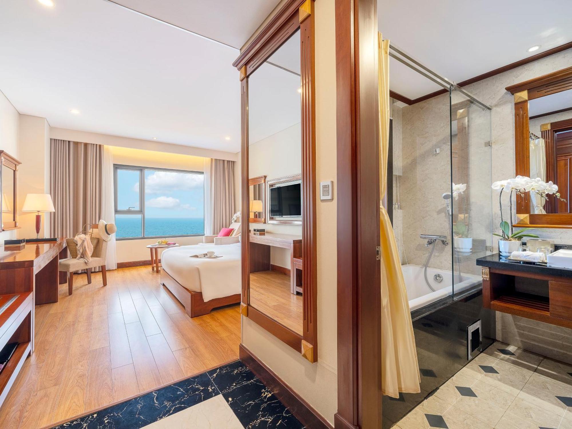 Dlg Hotel Danang Exterior photo Deluxe Ocean View Room