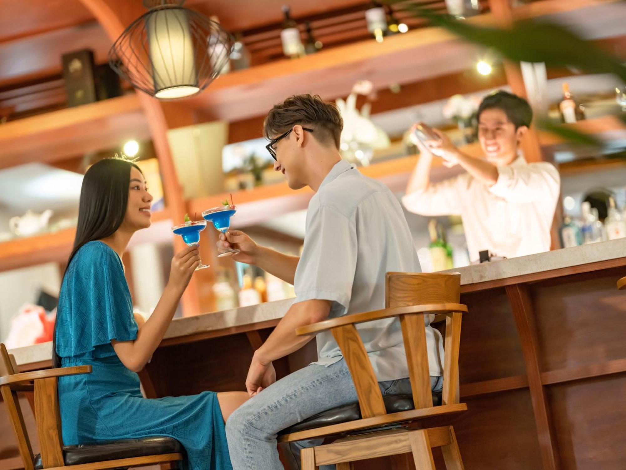 Dlg Hotel Danang Exterior photo A couple drinking coffee
