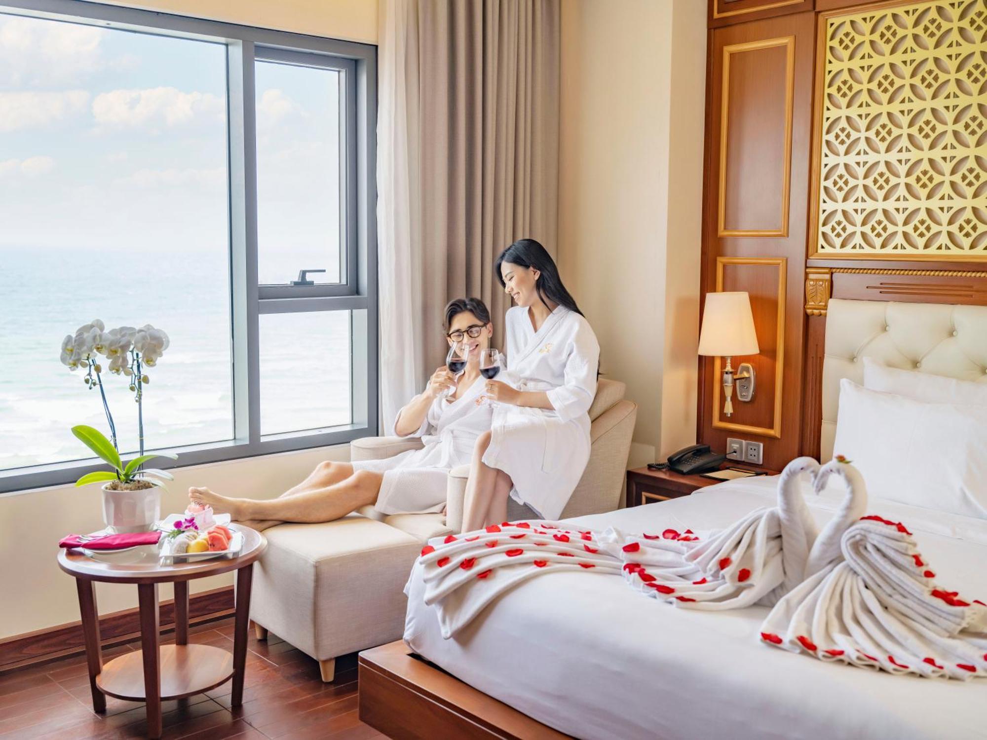 Dlg Hotel Danang Exterior photo A couple in a hotel room