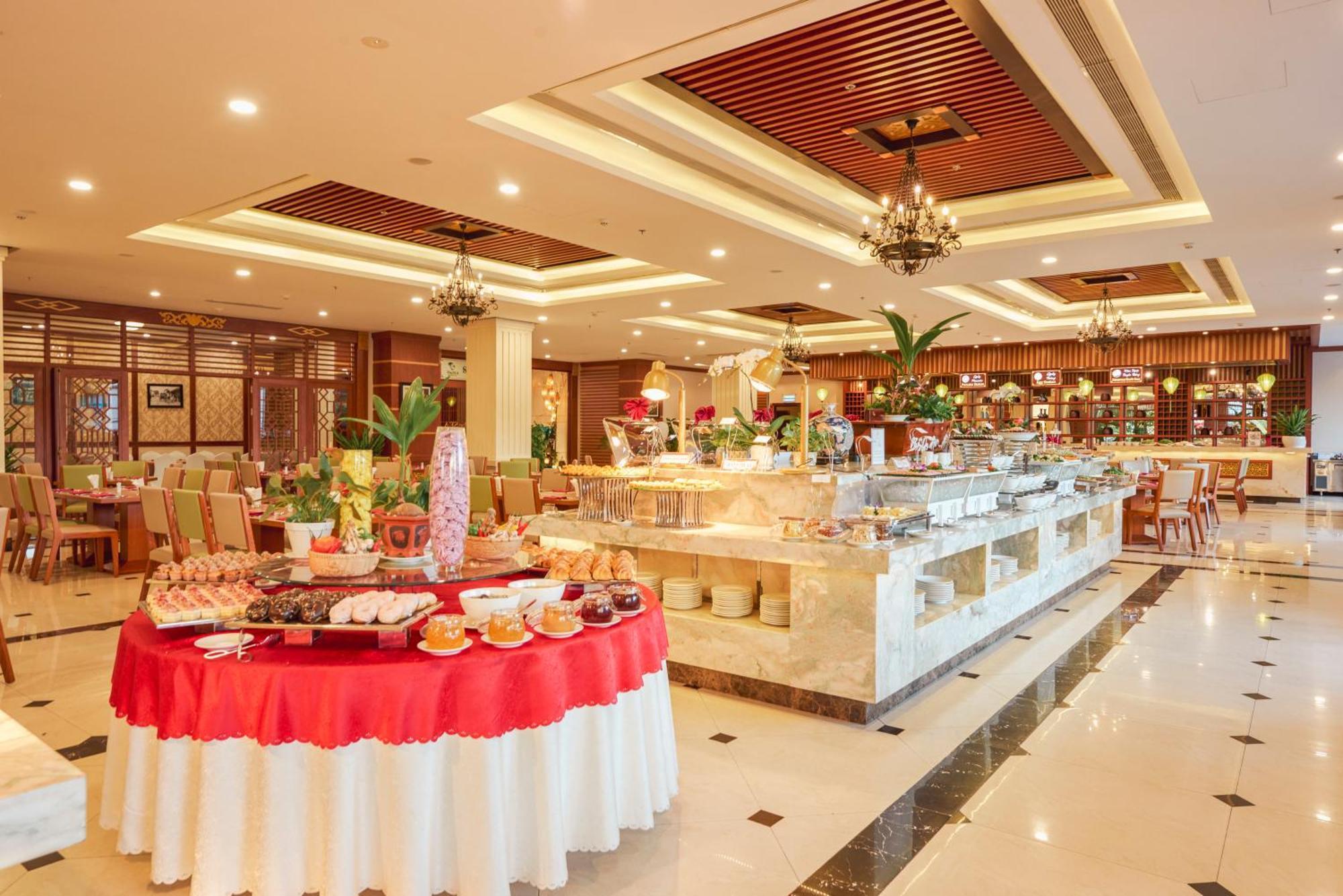 Dlg Hotel Danang Exterior photo The buffet at the hotel