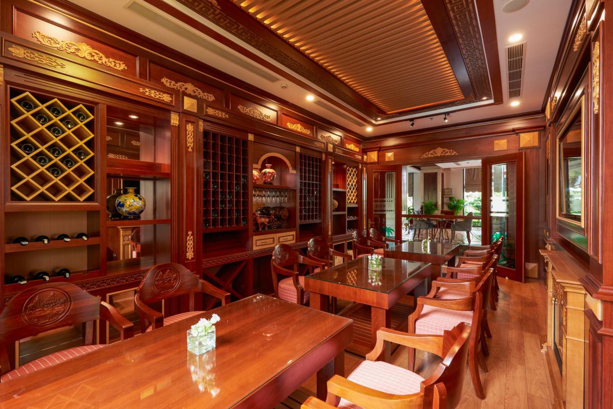 Dlg Hotel Danang Exterior photo Interior of a restaurant in China