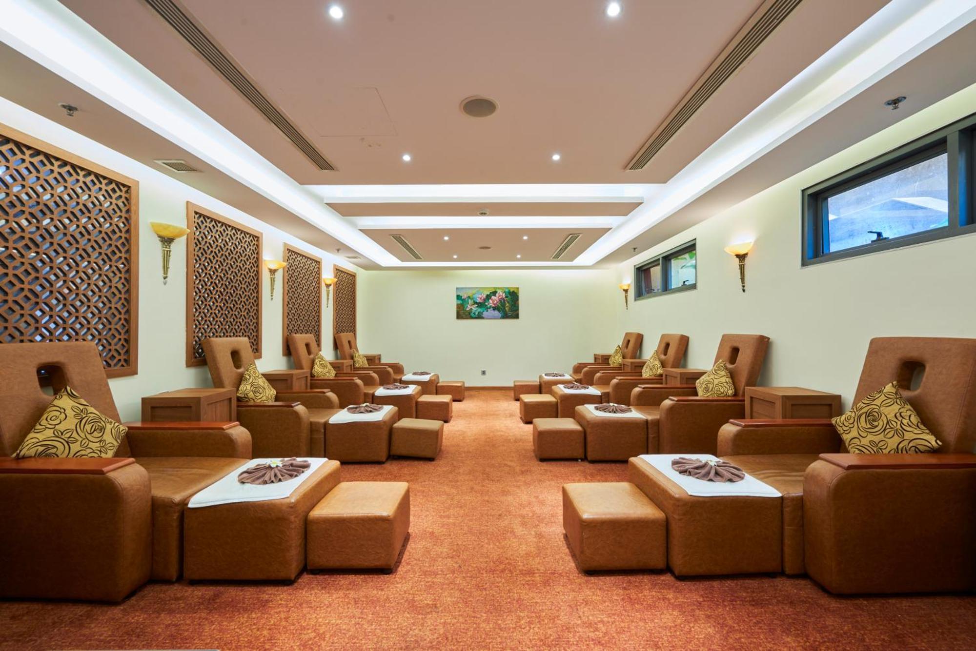 Dlg Hotel Danang Exterior photo A foot massage parlor in China