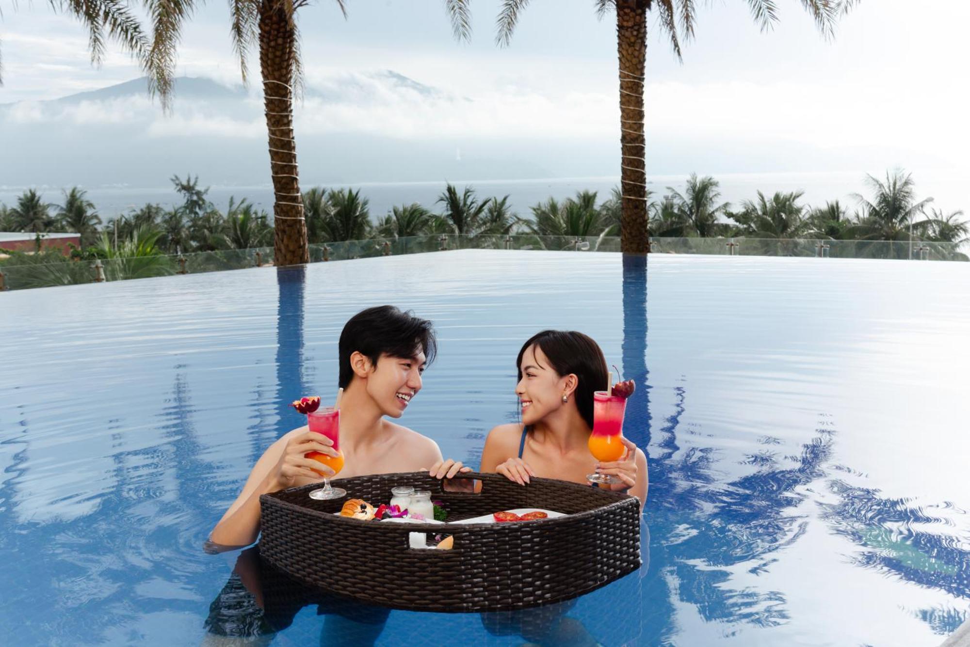 Dlg Hotel Danang Exterior photo Infinity pool at Vinpearl Hotel Nha Trang